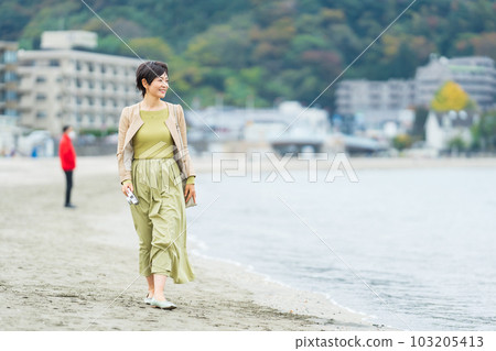 走在海灘的中年婦女 103205413