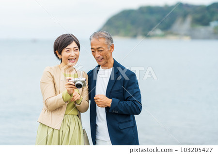 Senior couple with camera 103205427
