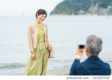 中間夫婦在海上拍照 103205438