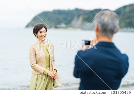 享受觀光旅行的中間夫婦 103205439