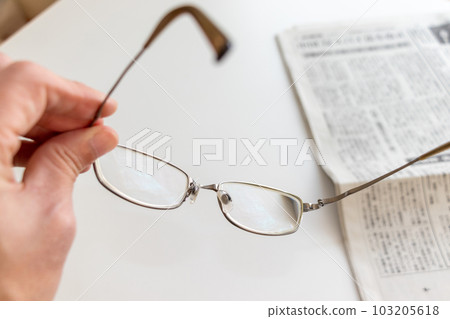 holding glasses in one hand holding glasses in one hand 103205618