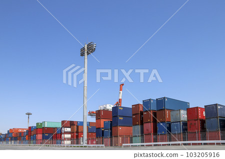 品川集裝箱碼頭的龍門起重機和集裝箱 品川集裝箱碼頭的龍門起重機和集裝箱 103205916