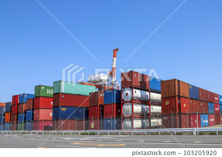 品川集裝箱碼頭的龍門起重機和集裝箱 103205920