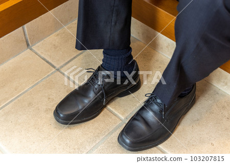 穿商務鞋的男性腳 穿商務鞋的男性腳 103207815