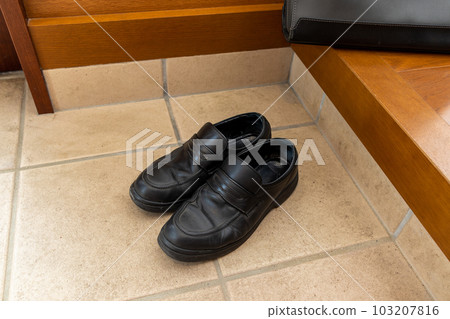 一雙商務鞋放置在入口處 一雙商務鞋放置在入口處 103207816