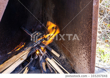 柴火爐中的火焰閃爍 柴火爐中的火焰閃爍 103207848