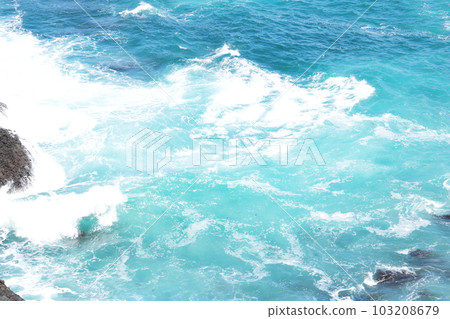 碧海白浪伊豆半島下田美麗的海岸風光 103208679