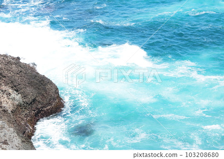 碧海白浪伊豆半島下田美麗的海岸風光 103208680