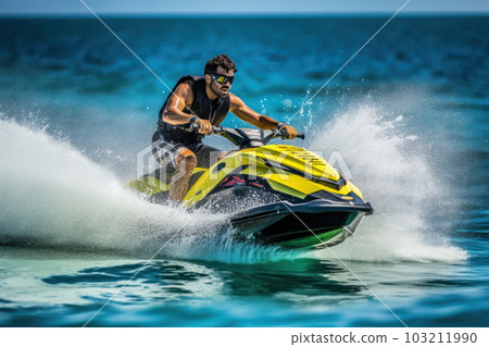 一個男人在夏天的海裡享受噴氣式滑雪 103211990
