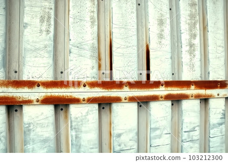 風化和生鏽的金屬柵欄 103212300