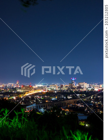 從吳早山展望台到富山站方向的夜景和晴朗的夜空|富山縣富山市 從吳早山展望台到富山站方向的夜景和晴朗的夜空|富山縣富山市 103212805
