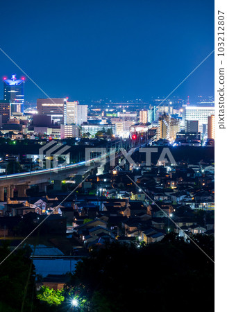 從吳早山展望台到富山站方向的夜景和晴朗的夜空|富山縣富山市 從吳早山展望台到富山站方向的夜景和晴朗的夜空|富山縣富山市 103212807