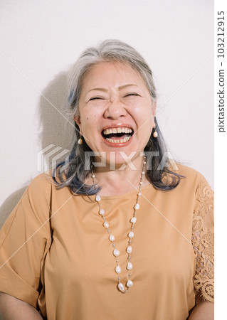 微笑的灰髮女人，聰明的前輩 103212915