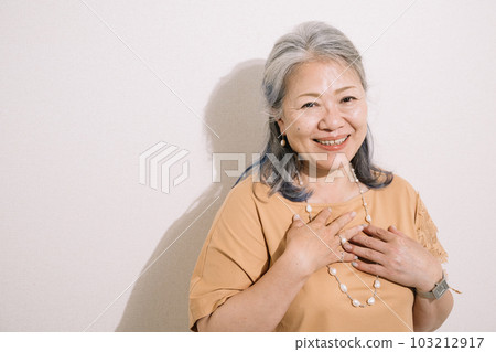 微笑的灰髮女人,聰明的前輩 微笑的灰髮女人,聰明的前輩 103212917