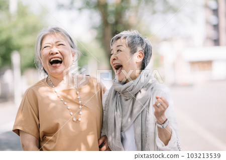 喜歡購物和外出的高級女性和朋友 喜歡購物和外出的高級女性和朋友 103213539