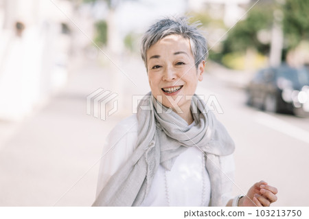 享受購物和外出的高級女性 享受購物和外出的高級女性 103213750