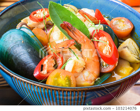 Soup tom yum with tomato and mussels side view  103214076