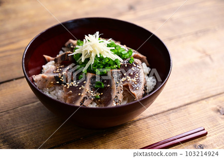 烤鰹魚醃飯和生薑 烤鰹魚醃飯和生薑 103214924