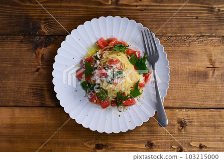 Japanese-style cold pasta with tomato, perilla and whitebait Japanese-style cold pasta with tomato, perilla and whitebait 103215000