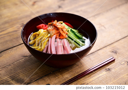 chilled raw somen 103215012