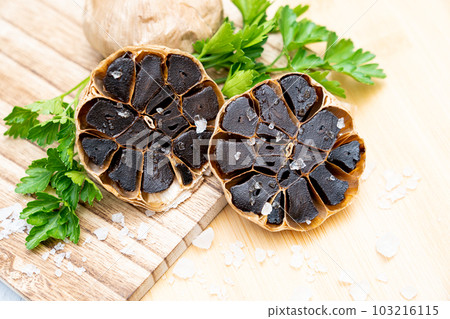 據說黑蒜有驚人的功效 據說黑蒜有驚人的功效 103216115