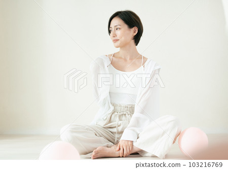 年輕女子的美麗肖像 103216769
