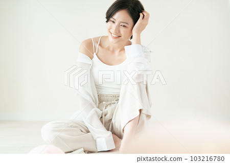 年輕女子的美麗肖像 103216780