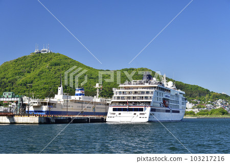 拍攝初夏停靠在北海道函館市函館港的遊輪Hanseatic Nature的風景 103217216