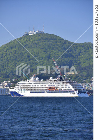 拍攝初夏停靠在北海道函館市函館港的遊輪Hanseatic Nature的風景 103217252