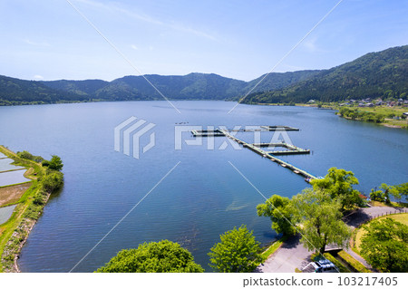 無人機攝影 | 宜人的藍天、深綠的森林和與後湖 | 滋賀縣長濱市與後町 無人機攝影 | 宜人的藍天、深綠的森林和與後湖 | 滋賀縣長濱市與後町 103217405