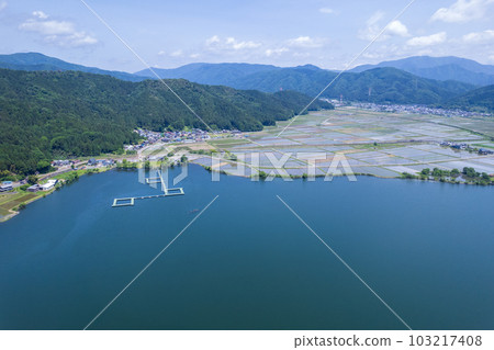 無人機攝影 | 宜人的藍天、深綠的森林和與後湖 | 滋賀縣長濱市與後町 無人機攝影 | 宜人的藍天、深綠的森林和與後湖 | 滋賀縣長濱市與後町 103217408
