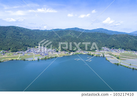 無人機攝影 | 宜人的藍天、深綠的森林和與後湖 | 滋賀縣長濱市與後町 無人機攝影 | 宜人的藍天、深綠的森林和與後湖 | 滋賀縣長濱市與後町 103217410