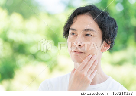 Smiling middle man touching his chin (beauty/beauty) 103218158