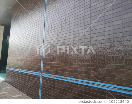 Joint sealing after clear painting of the entrance exterior wall tile wall replacement work by post-casting method, under construction Joint sealing after clear painting of the entrance exterior wall tile wall replacement work by post-casting method, under construction 103218440