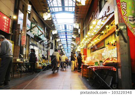 商場內人潮湧動,買賣雙方互動互動,熱鬧非凡。 商場內人潮湧動,買賣雙方互動互動,熱鬧非凡。 103220348