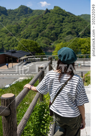 看著河原湯溫泉站和矢波吾妻湖的女人 103220349