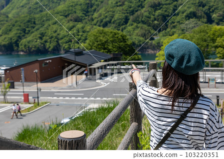 看著河原湯溫泉站和矢波吾妻湖的女人 103220351
