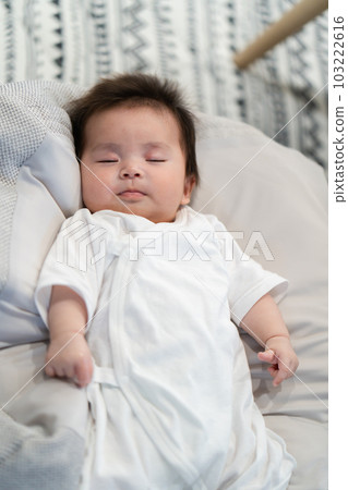 寶寶睡在墊子上 寶寶睡在墊子上 103222616