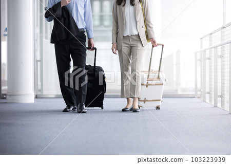 商務人士男女攜帶方便在車站、機場、出差、旅行等使用的手提袋。海外出差和機場 103223939