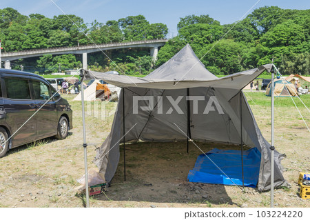 [Auto camp on the Nakatsugawa riverbed, complete withdrawing the tent] 103224220