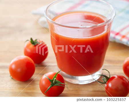 Tomato juice and fresh cherry tomatoes 103225837