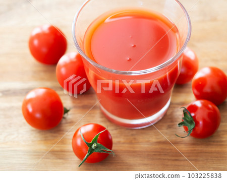 Tomato juice and fresh cherry tomatoes 103225838