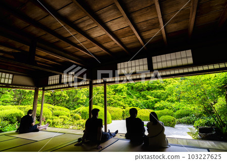 初夏時的Shisendo Jozanji Temple風景 京都府京都市 看著清新的綠色花園的人們的剪影 103227625