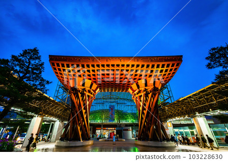 JR金澤站Tsuzumi Gate點燈的黃昏 JR金澤站Tsuzumi Gate點燈的黃昏 103228630