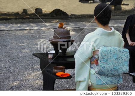 一位日本婦女在露天茶道上端茶的背影。 103229300