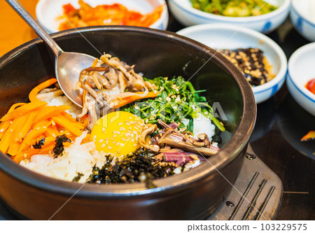 正宗的韓國石鍋拌飯 103229575