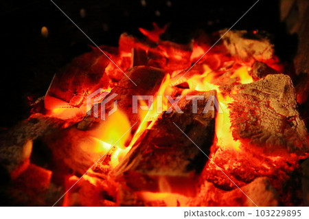 I tried a bonfire under the cold autumn air with charcoal after barbecue at the campsite 103229895