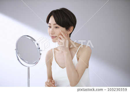 中年女人擔心細皺紋 103230359