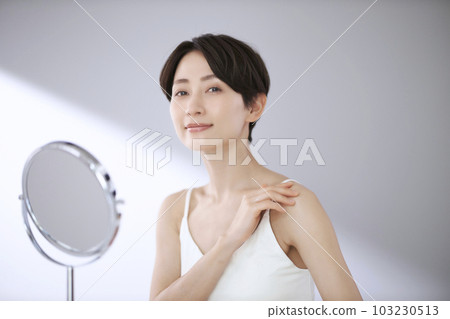 做皮膚護理的中年婦女 103230513