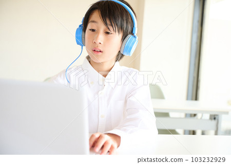 在線學習的小學男孩 103232929